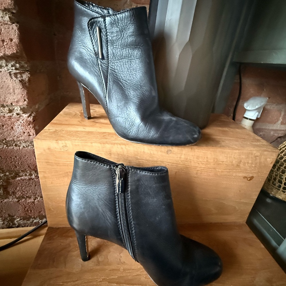 Vince Camuto Black Leather Ankle Booties with Side Zipper Sz 6.5